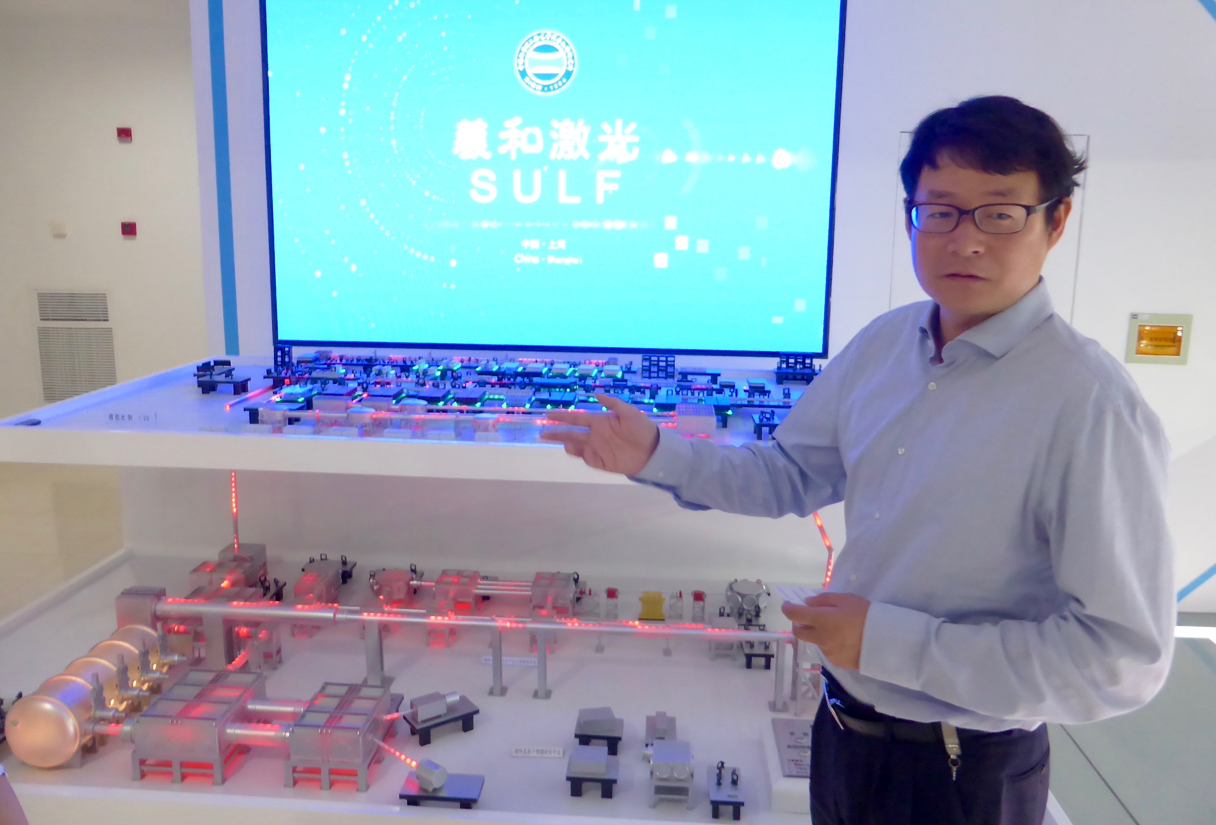 03-siom-model-laseru-prof.-yuxin-leng-reditel-state-key-laboratory-of-high-field-laser-physics.jpg