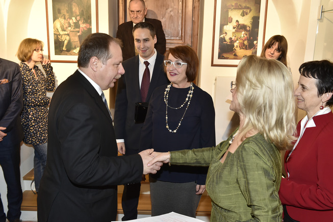 Ing. Jiří Uklein, Ph.D., vedoucí Kanceláře Senátu PČR, hovoří s ředitelkou Národního pedagogického muzea a knihovny J. A. Komenského PhDr. Markétou Pánkovou v přítomnosti místopředsedkyně Senátu Mgr. Miluše Horské a náměstkyně ministra školství RNDr. Zuzany Matuškové. (Foto: Petr Šolar)