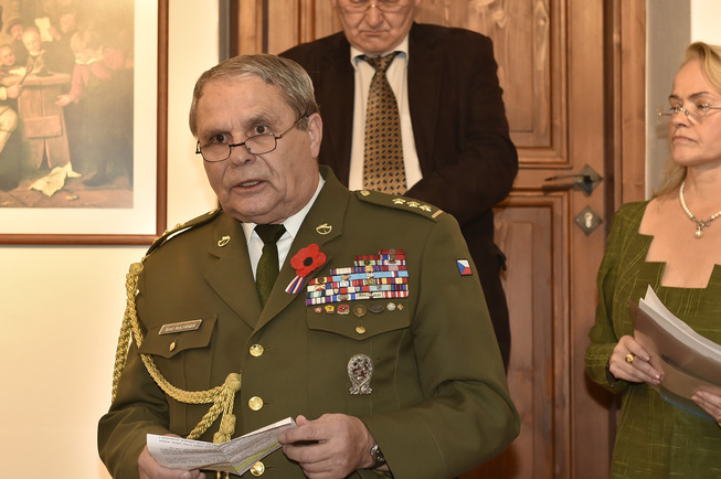 Na výstavě promluvil i Ing. Emil Kulfánek, první místopředseda Českého svazu bojovníků za svobodu. (Foto: Petr Šolar)