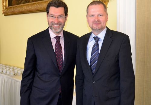 Velvyslanec USA J. E. Norman Larry Eisen a ministr Petr Fiala