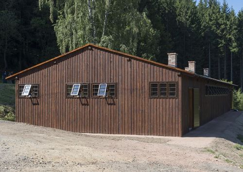 Zrekonstruovaný vězeňský barák na památku obětí romského holokaustu