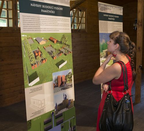 Slavnostní otevření zrekonstruovaného vězeňského baráku s výstavou mapující historii romského holokaustu