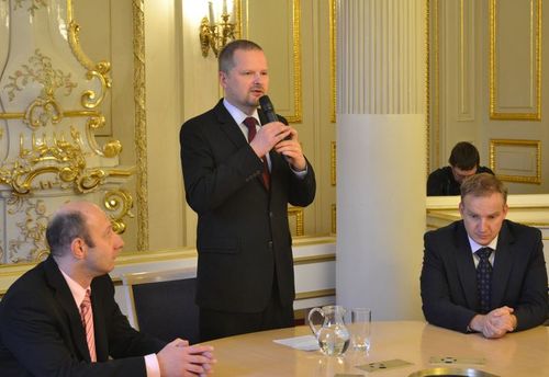 Ministr školství Petr Fiala vítá na MŠMT rehabilitované učitele, kterým udělil Medaili I. stupně