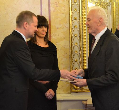 Medaili MŠMT I. stupně obdržel Dr. Jaroslav Nosál, který převzal i ocenění pro nepřítomného Mgr. Stanislava Chrpu