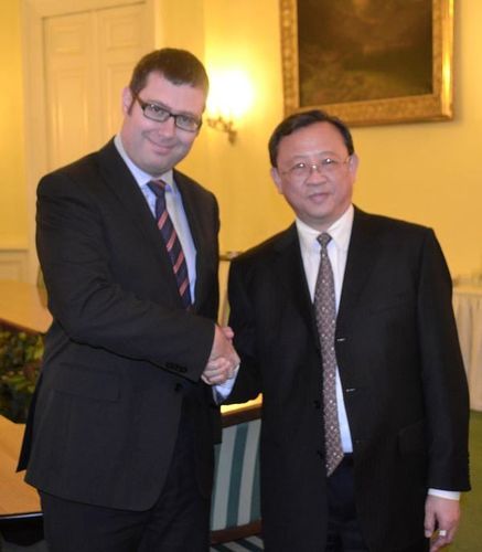 První náměstek ministra školství, mládeže a tělovýchovy Jiří Nantl a velvyslanec Čínské lidové republiky v České republice J.E. 