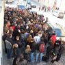 Studenti před budovou MŠMT