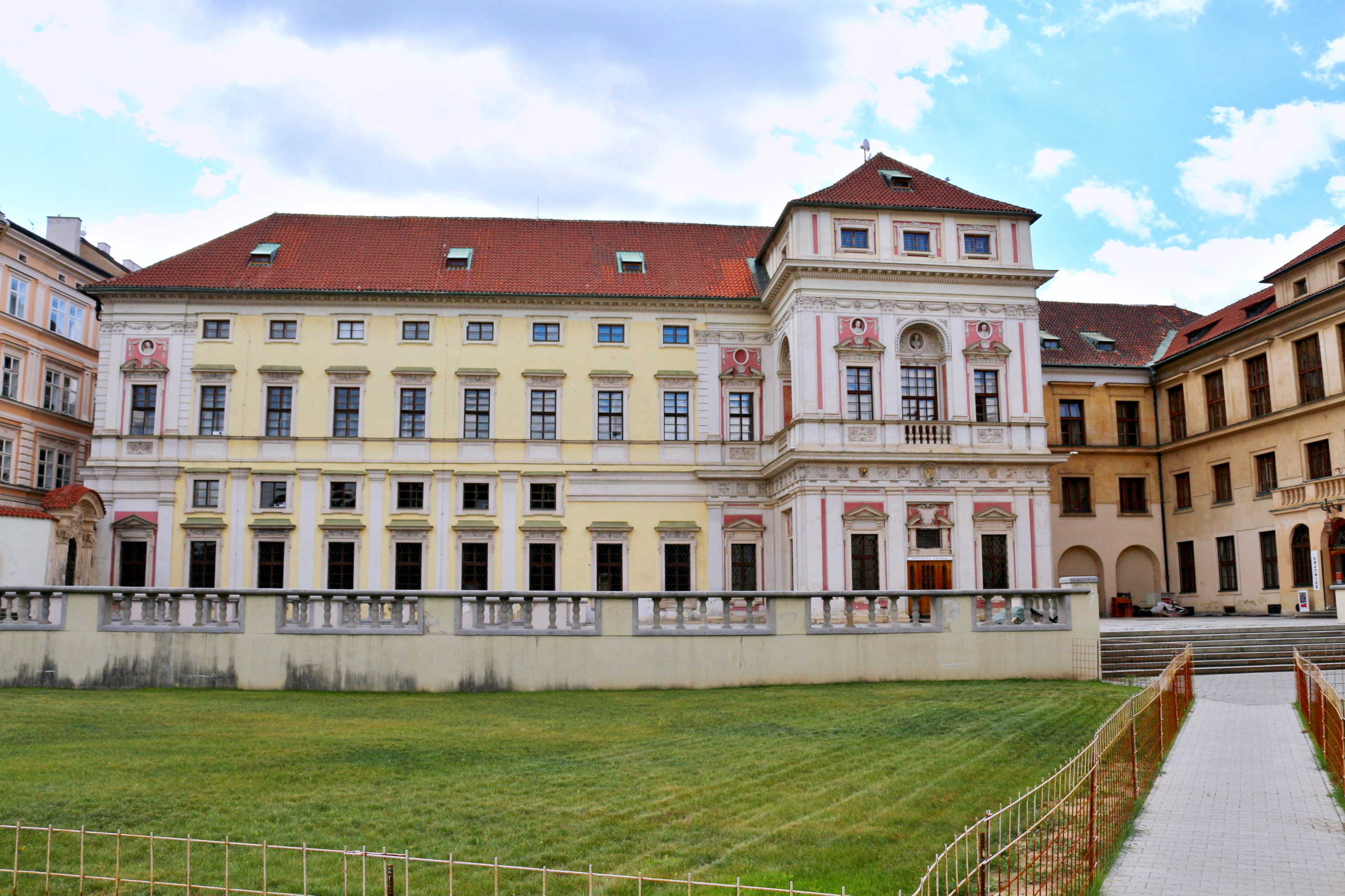 michnuv-palac-dvur-1a.jpg